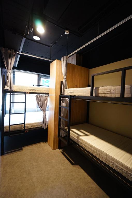 Postel nebo postele na pokoji v ubytování Cavemen Hostel Taipei Station Youth Branch
