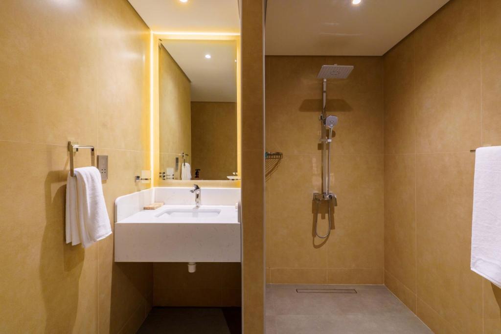 لابی و فضای عمومی Jarzez Inn Hotel Azaiba فندق جرزیز ان العذیبه - تصویر ۵
