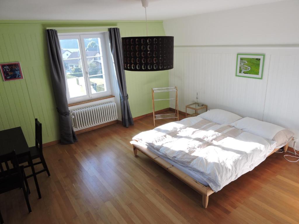 um quarto com uma cama branca e uma janela em VINITA Chambres d'hôtes em Boncourt