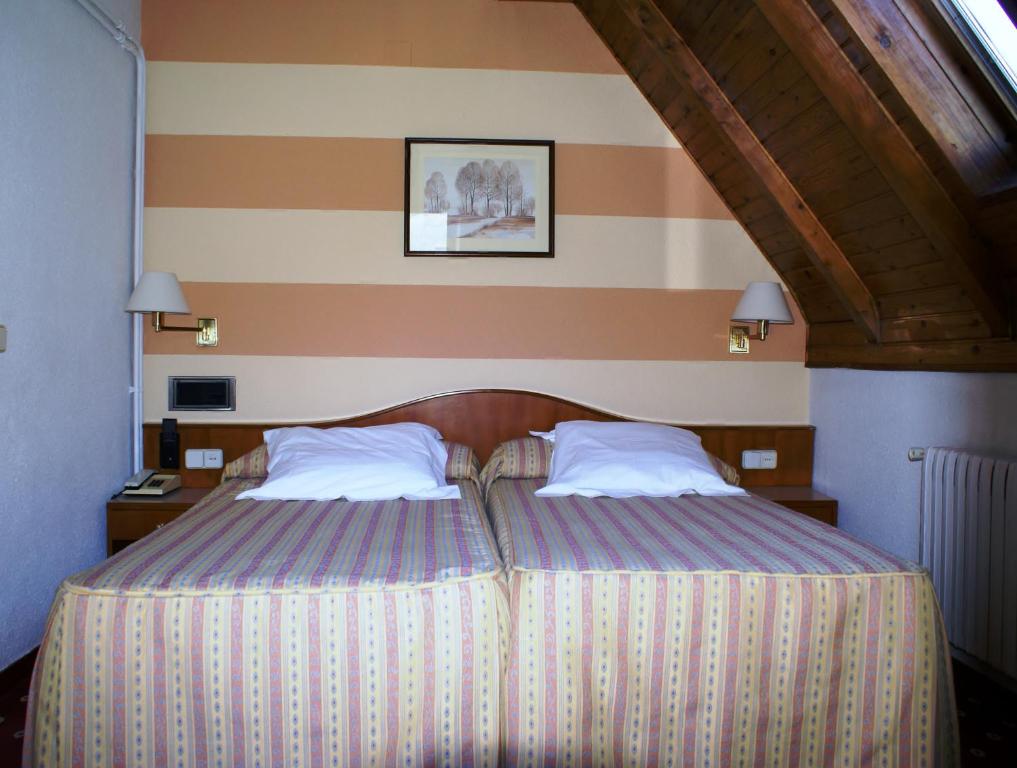 Posteľ alebo postele v izbe v ubytovaní Hotel Edelweiss