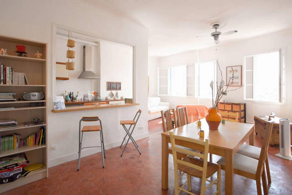 a kitchen and dining room with a table and chairs at Appartement Vieux Port in La Ciotat