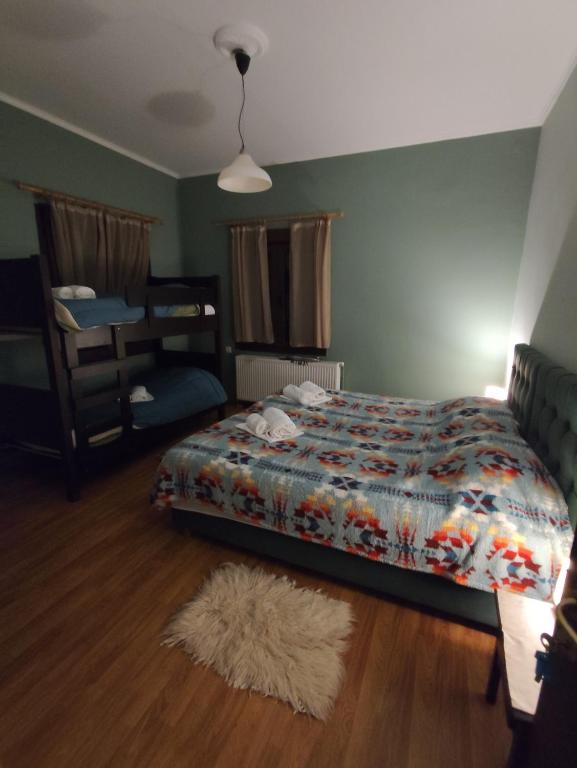 a bedroom with a bed and a rug at Χάνι Γρεβενιτίου in Grevenítion