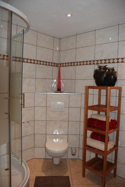 un bagno con wc, lavandino e doccia di Ferienwohnung Kendler a Hüttschlag