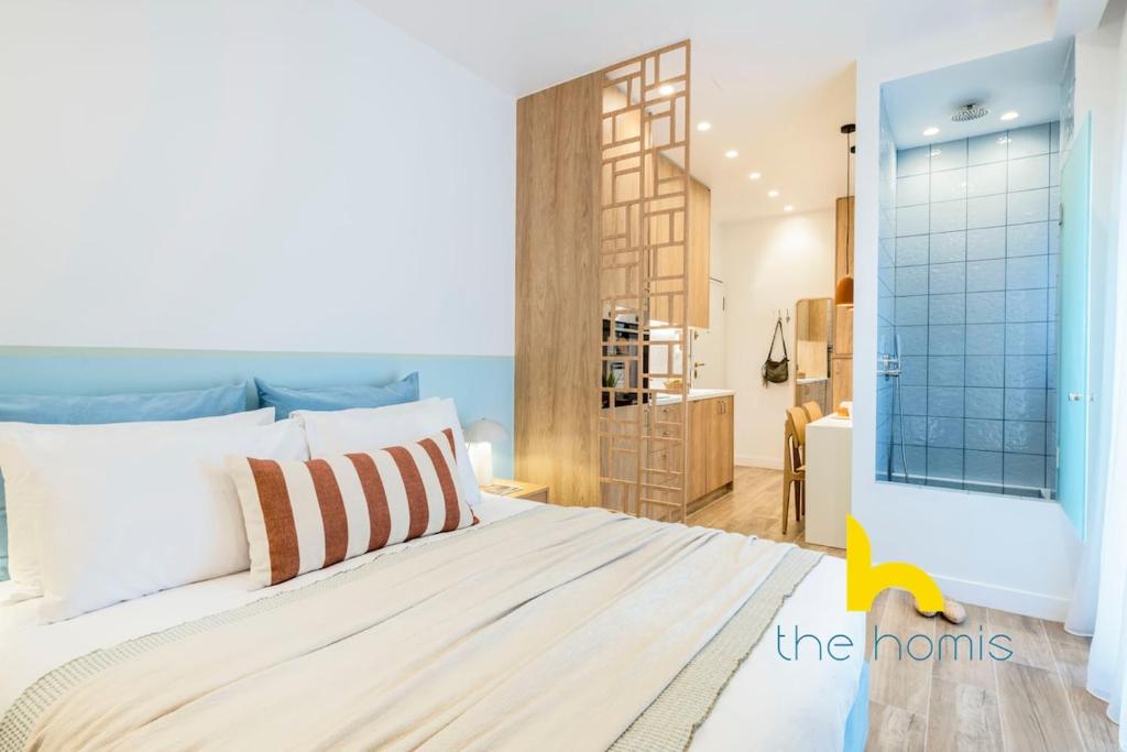 Stylish Love Nest W Balcony in Heart of Koukaki!