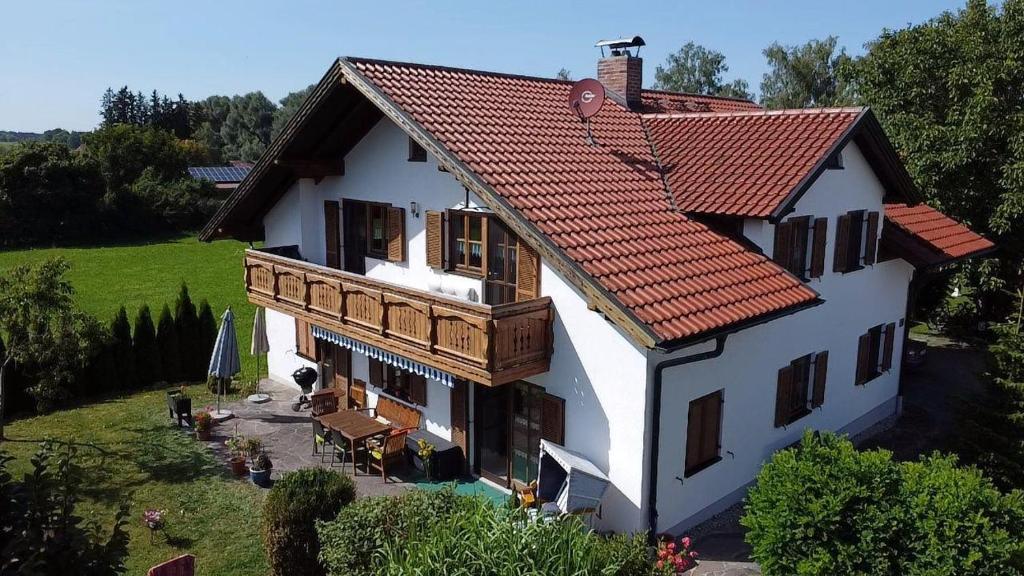 a large white house with a red roof at Ferienwohnung Czanderl in Dießen am Ammersee