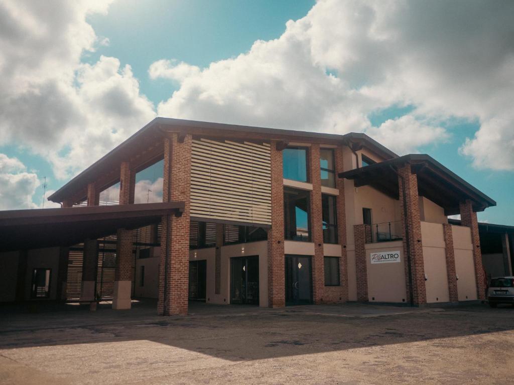 Ein großes Gebäude vor bewölktem Himmel in der Unterkunft Agriturismo Risaltro in Trino