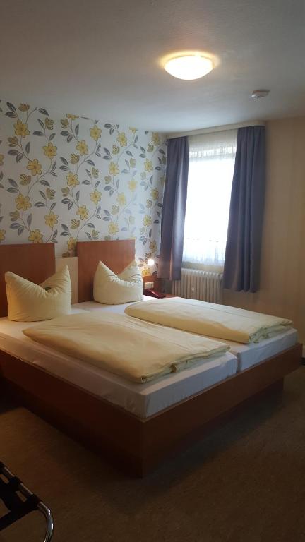 Postel nebo postele na pokoji v ubytování Hotel Krone Rüdesheim