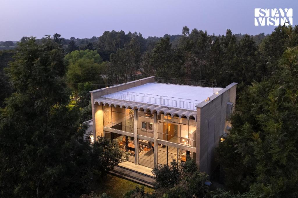 an overhead view of a house in the woods at StayVista at Matchbox with Pet-Friendly, BBQ & Lawn in Hosūr