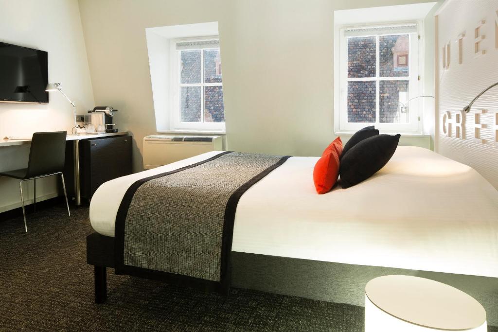 Postel nebo postele na pokoji v ubytování Hôtel Gutenberg