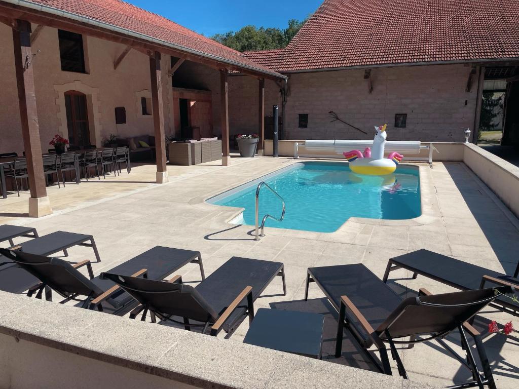 a swimming pool with chairs and a rubber duck in it at Les bulles lissoises in Lisse
