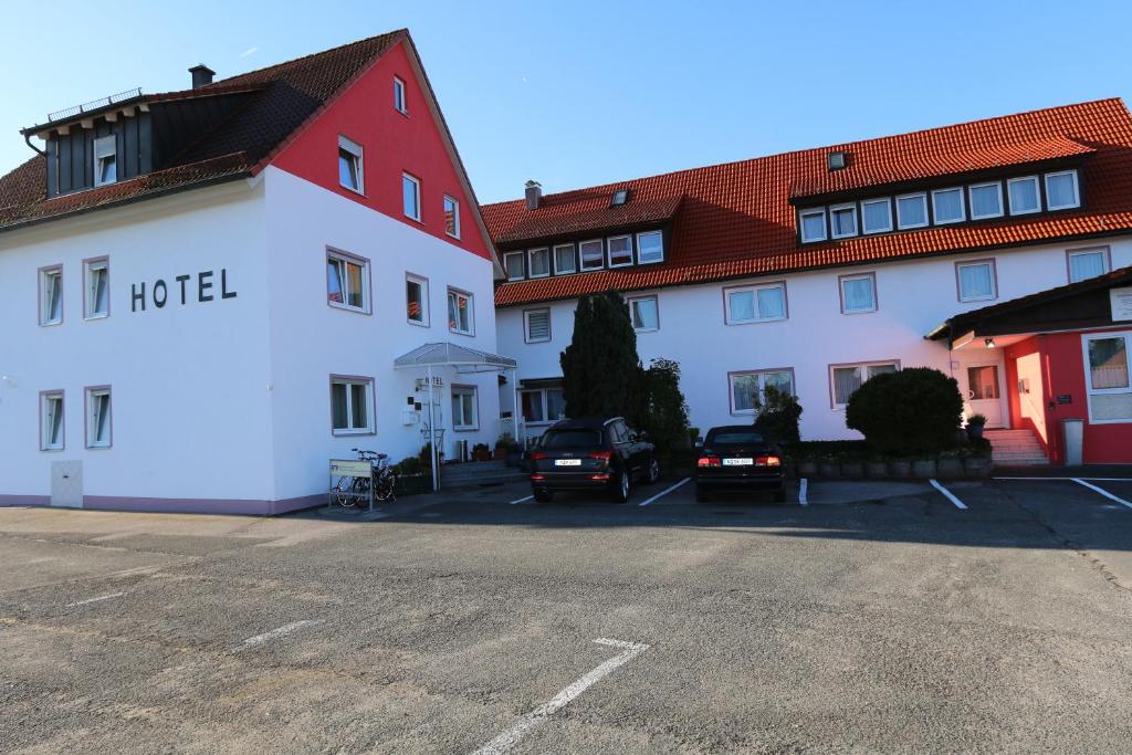 een auto geparkeerd op een parkeerplaats voor een hotel bij Hotel Harbauer in Schwarzenbruck