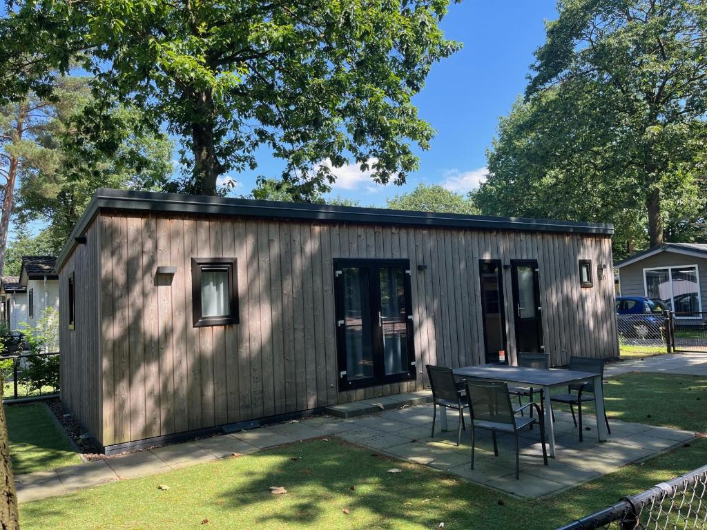 a small shed with a table and chairs at Bospark Wolfsven - 1511 in Mierlo