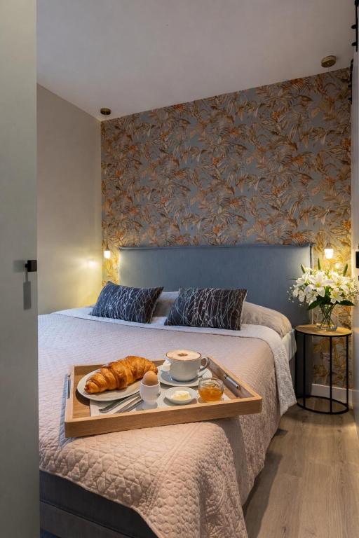 ein Hotelzimmer mit zwei Betten und einem Tablett mit Croissants in der Unterkunft Cozy Tiny Houses in Oisterwijkse Bossen & Vennen in Moergestel