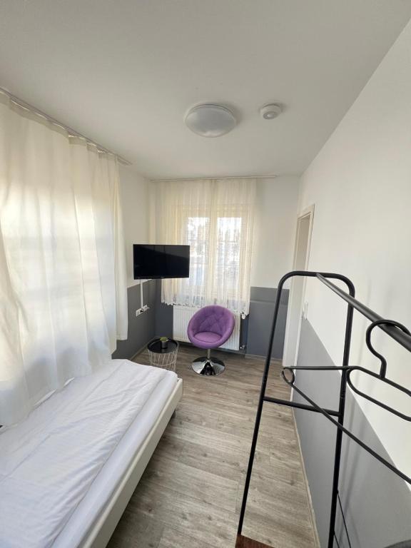 FlyInn-Pension Airport-Messe - Single Room With Shared Bathroom