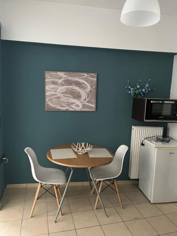 a dining room with a table and two chairs at ArMA URBAN LIVING in Bendevís