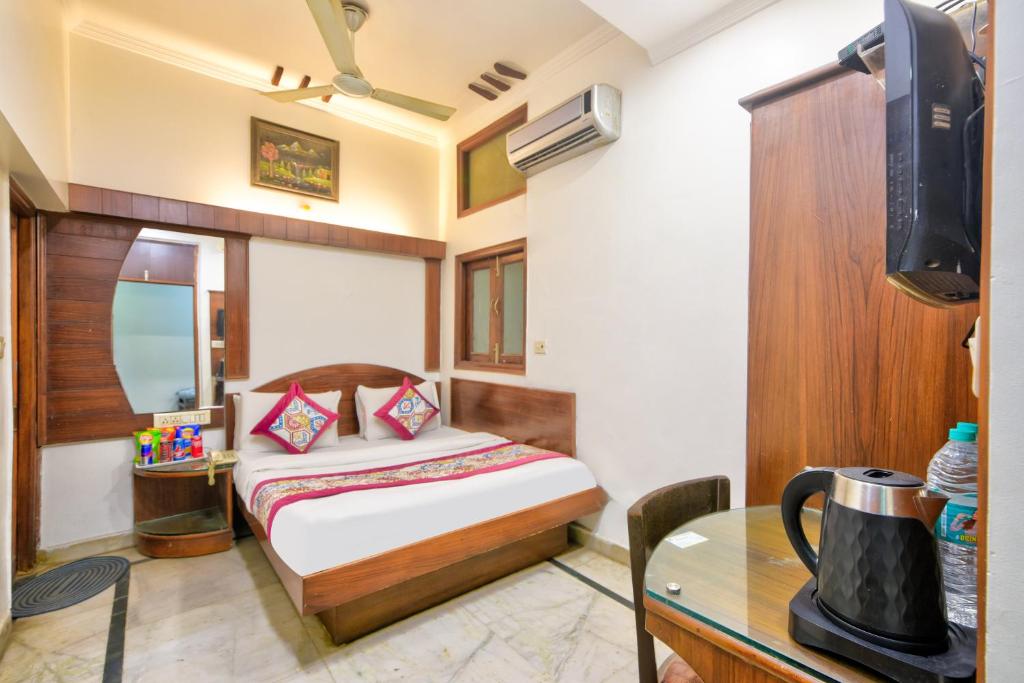 a hotel room with a bed and a table at Hotel Maharani -New Delhi Railway Station - Paharganj in New Delhi