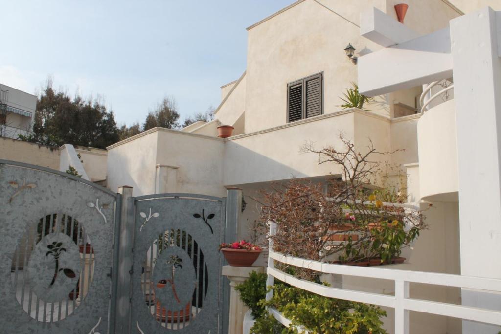 a gate in front of a house with a fence at B&B Delle Rose in Maruggio