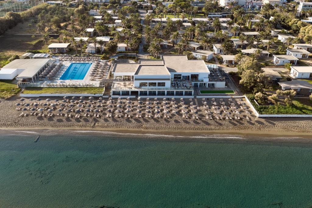 Luftaufnahme eines Ferienresorts mit Strand in der Unterkunft Civitel Creta Beach in Ammoudara