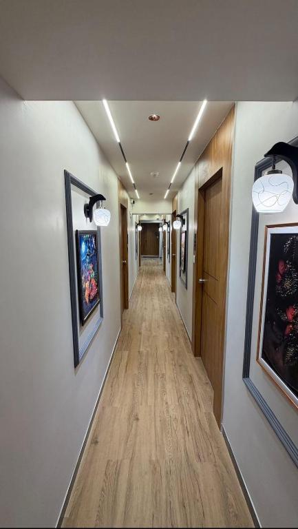 a hallway of a hospital with a long hallwayngthngthngthngthngthngthngth at Hotel Belleview VASTRAPUR in Jāmb