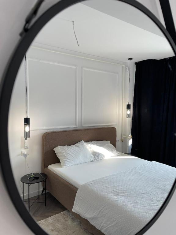 a mirror reflection of a bed in a bedroom at Apartament 2 camere Fial in Bacău
