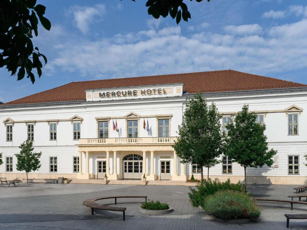 a large white building with a sign that reads mercury hotel at Mercure Szekesfehervar Magyar Kiraly in Székesfehérvár