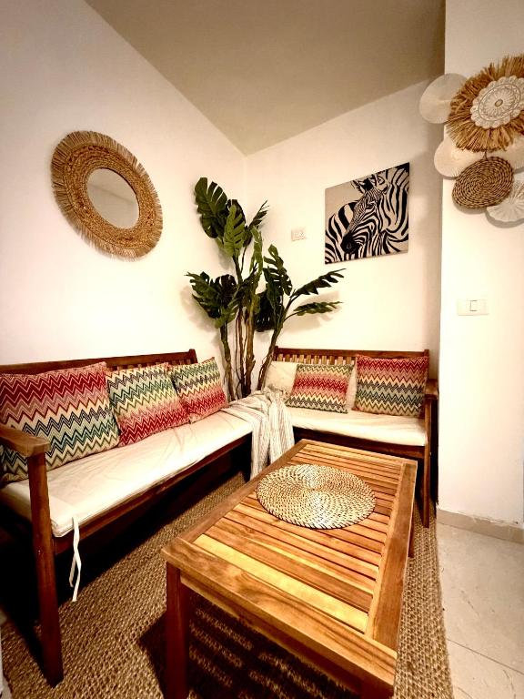 a living room with a couch and a coffee table at אמדר בעתיקה in Beer Sheva