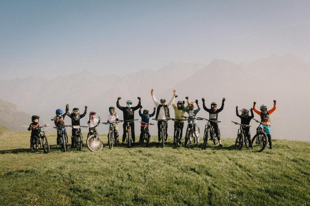 a group of people on bikes on a hill at FERIENHAUS BERGBLICK 10-25 PERS Urig, echt & perfekt für Familien und Freunde Ideal für unvergessliche Tage mit traumhaftem Bergpanorama in Längenfeld
