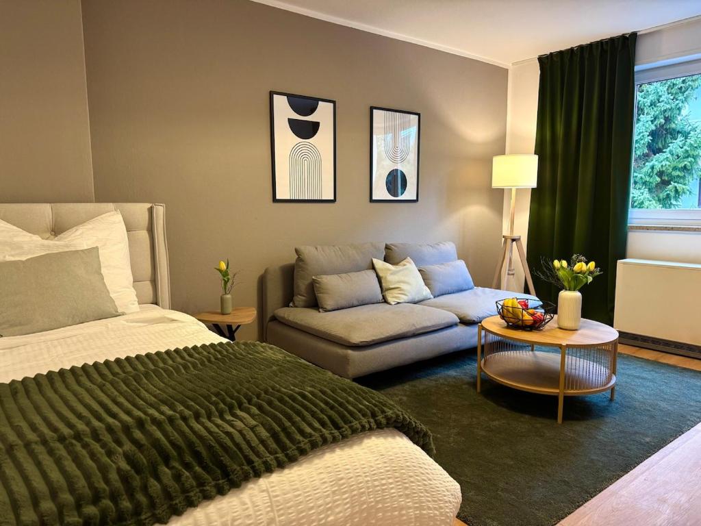 a bedroom with a bed and a couch at Charmant, Zentrumsnah, Natur in Augsburg