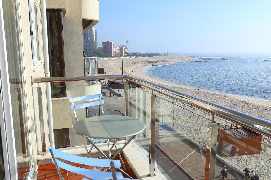 ポボア・デ・バルジンにあるEm Cima Da Areiaのビーチの景色を望むバルコニー(椅子2脚付)