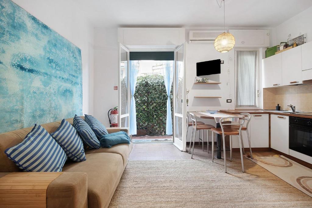 a living room with a couch and a table and a kitchen at Casa Nio in Rapallo