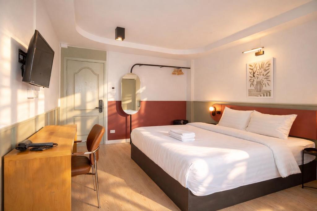 a hotel room with a bed and a desk at Quicky Stay Airport in Min Buri