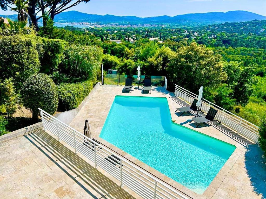 GRICARD Villa T5 avec piscine vue panoramique sur les collines de Grimaud et aperçu mer