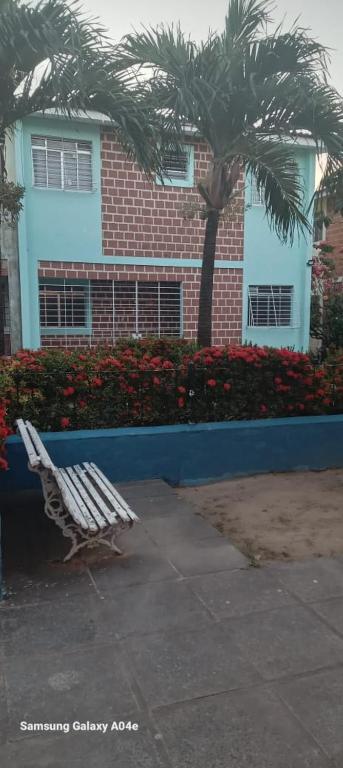 a white bench sitting in front of a building at Casa duplex para lazer in Paulista