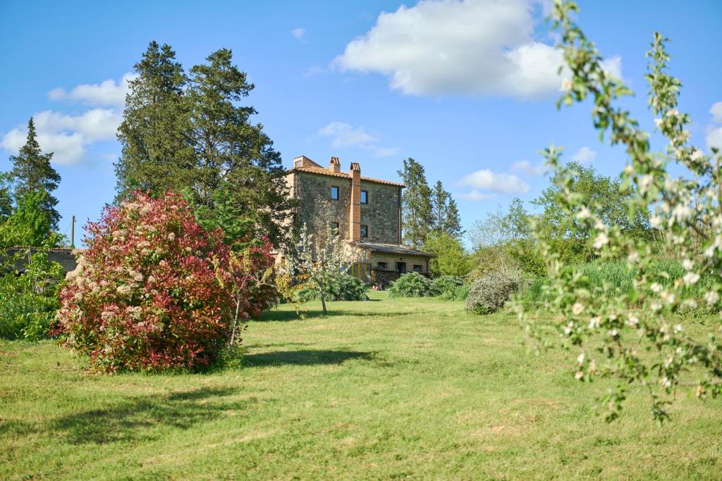 an old house in the middle of a field at Agri Ostello Valle Libera in Chianaiola