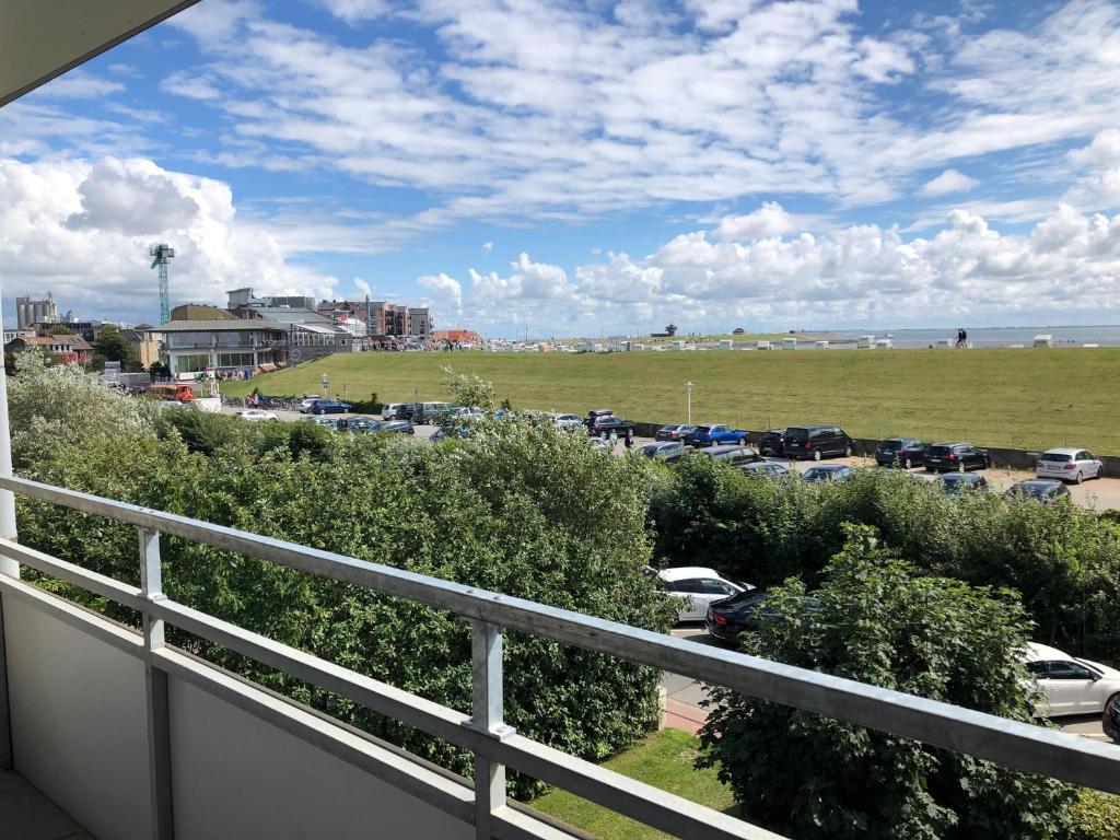 a balcony with a view of a parking lot at Ferienwohnung Seeblick 203 Büsum in Büsum