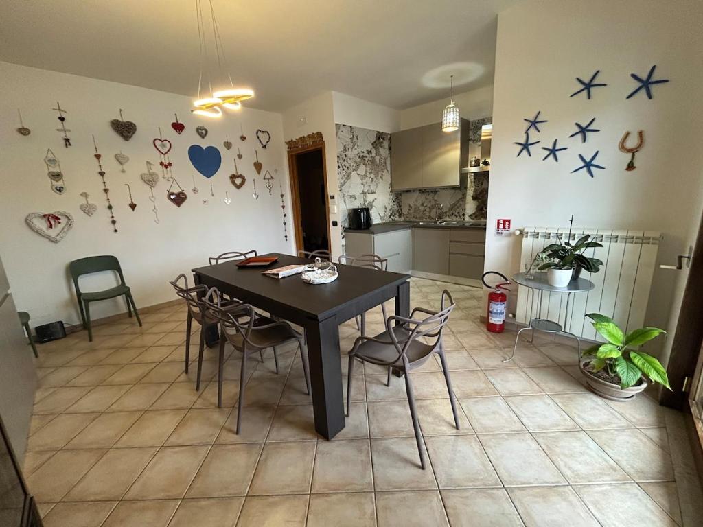 a kitchen with a table and chairs in a room at Salento Casa Vacanza Il Focolare in Torchiarolo