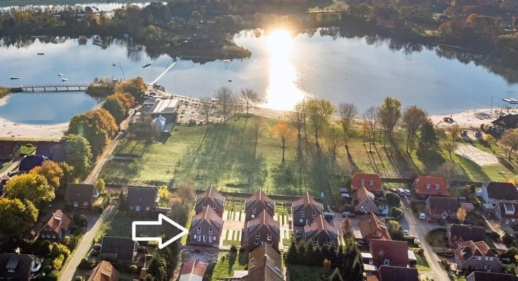 an aerial view of a house with a lake at Ferienwohnung Ebbe in Tannenhausen
