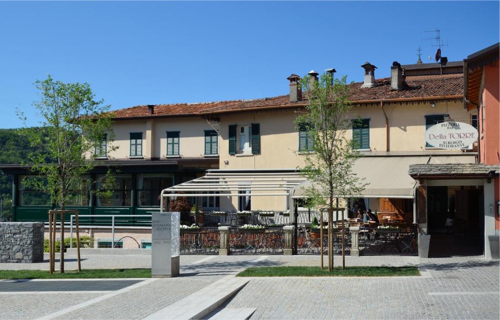 un edificio con un restaurante frente a él en Albergo Della Torre, en Cernobbio