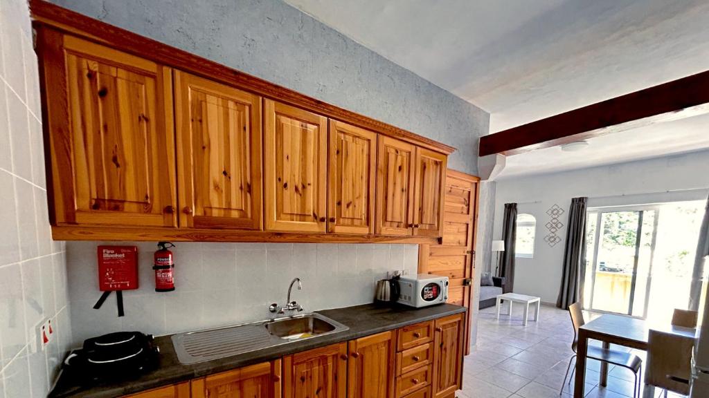 Arzella Apartments Xlendi, Premium 2BR, Bus Stop & Market Opposite - 5