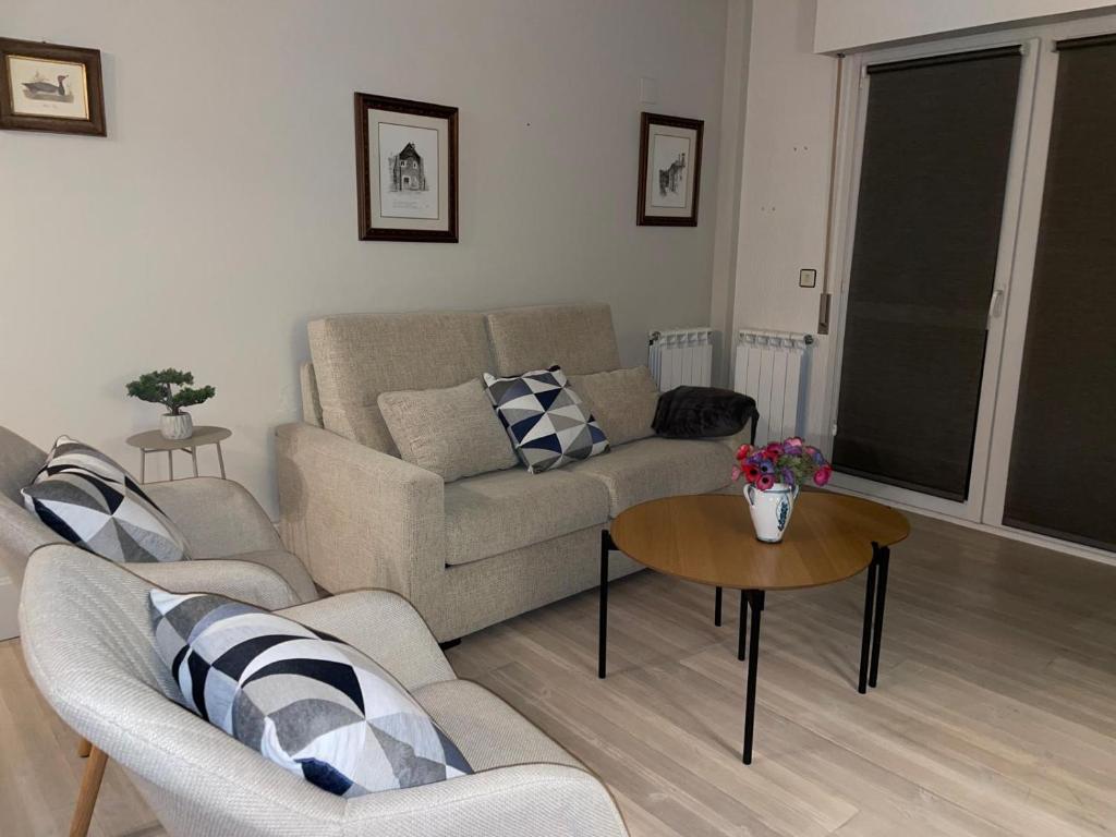 a living room with a couch and a table at Apartamento Los Valles in Jaca