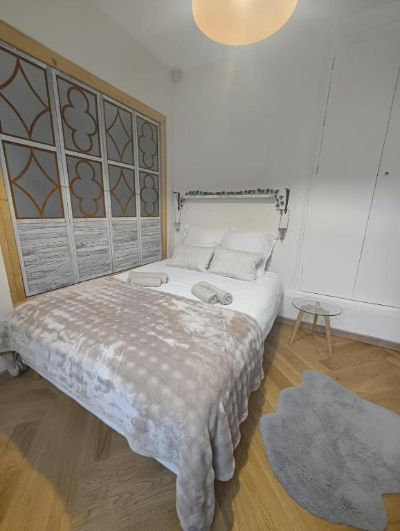 a bedroom with a bed and a rug on the floor at Le Royal Dijonnais - Centre Ville in Dijon