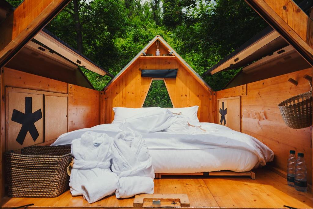 a bedroom with a bed in a wooden house at Agronidi Baladin StarsBox in Piozzo