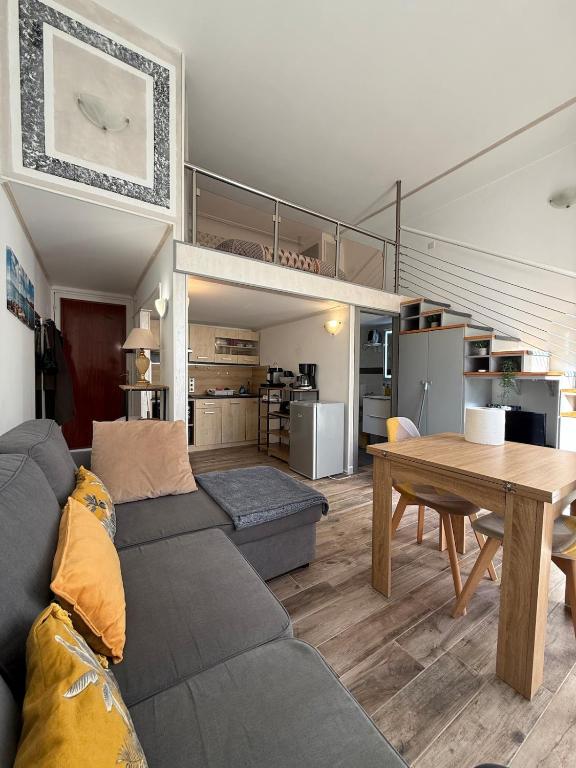 Mezzanine Studio - Close to Beaches