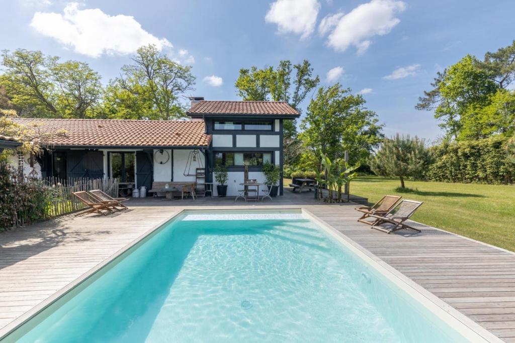 a house with a swimming pool and a gazebo at Maison humanesens in Léon