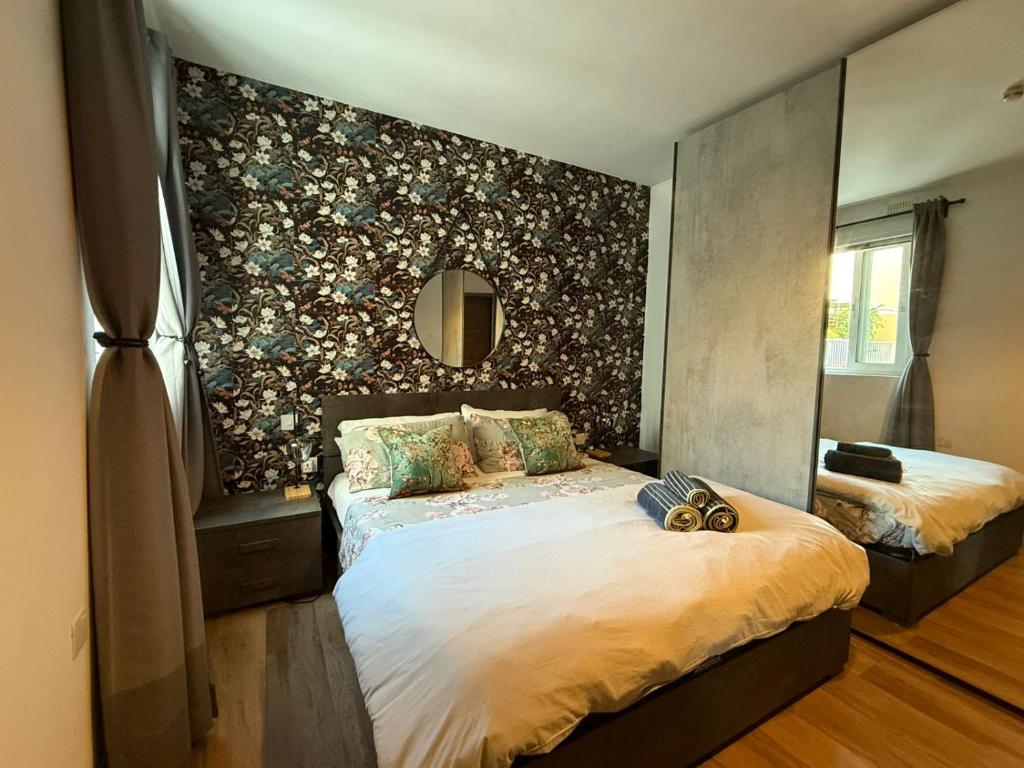 Airport Accommodation Bedroom with your own private Bathroom Self Check In and Self Check Out Air-condition Included