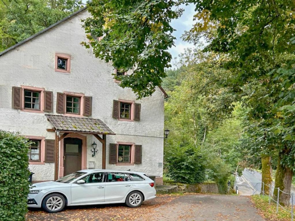 ein Auto, das vor einem Haus geparkt ist in der Unterkunft Manderscheid in Manderscheid