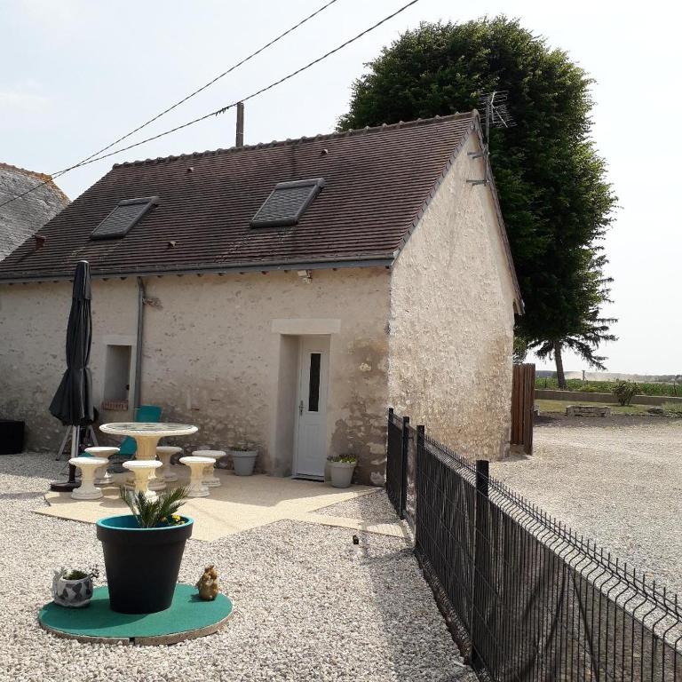 a small house with a table and a fence at L etoile bleue in Fossé
