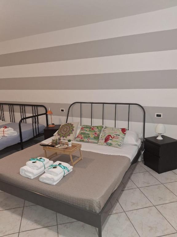 a bedroom with a bed with towels on it at San Antonio 50 CA del MOETTO in Riomaggiore