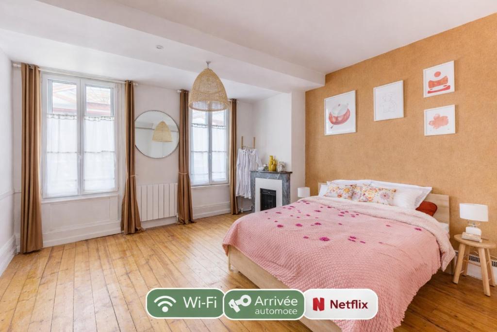 a bedroom with a bed with a pink blanket at L'élégance - La Petite Provence & La belle époque - hyper centre in Dreux
