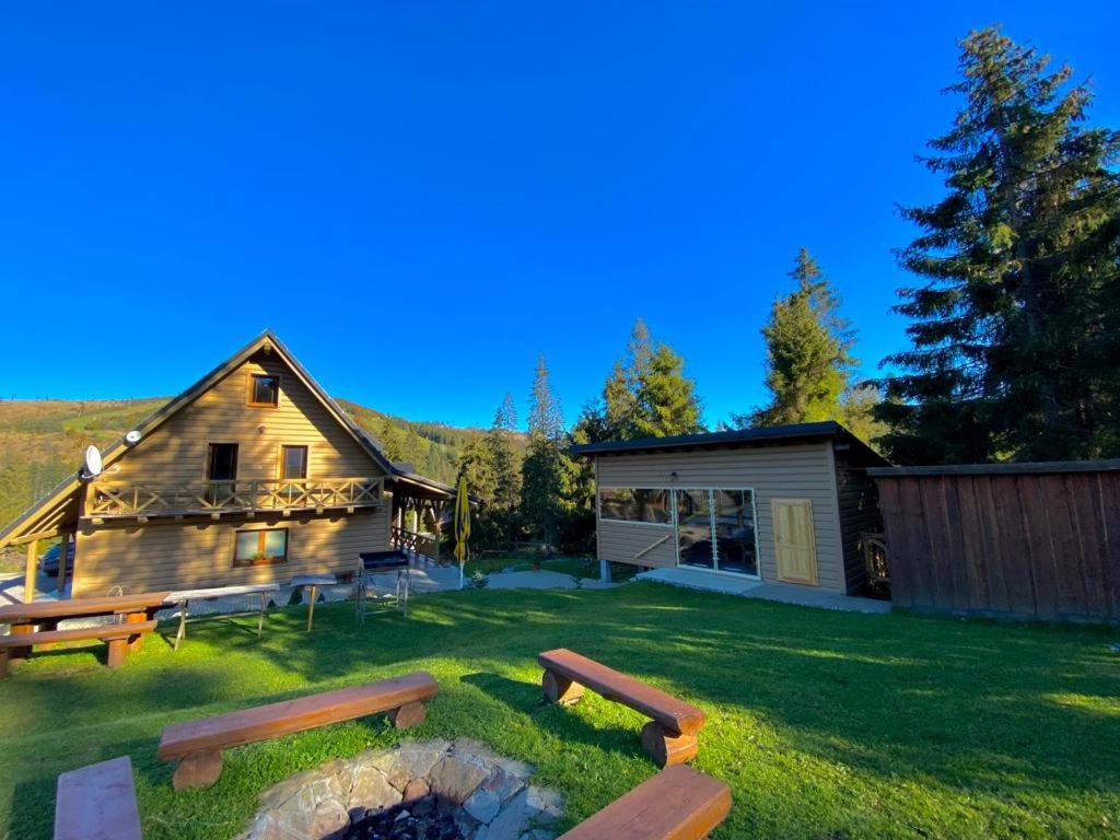 a large yard with benches and a cabin at Chata Ballek Oravice in Vitanová